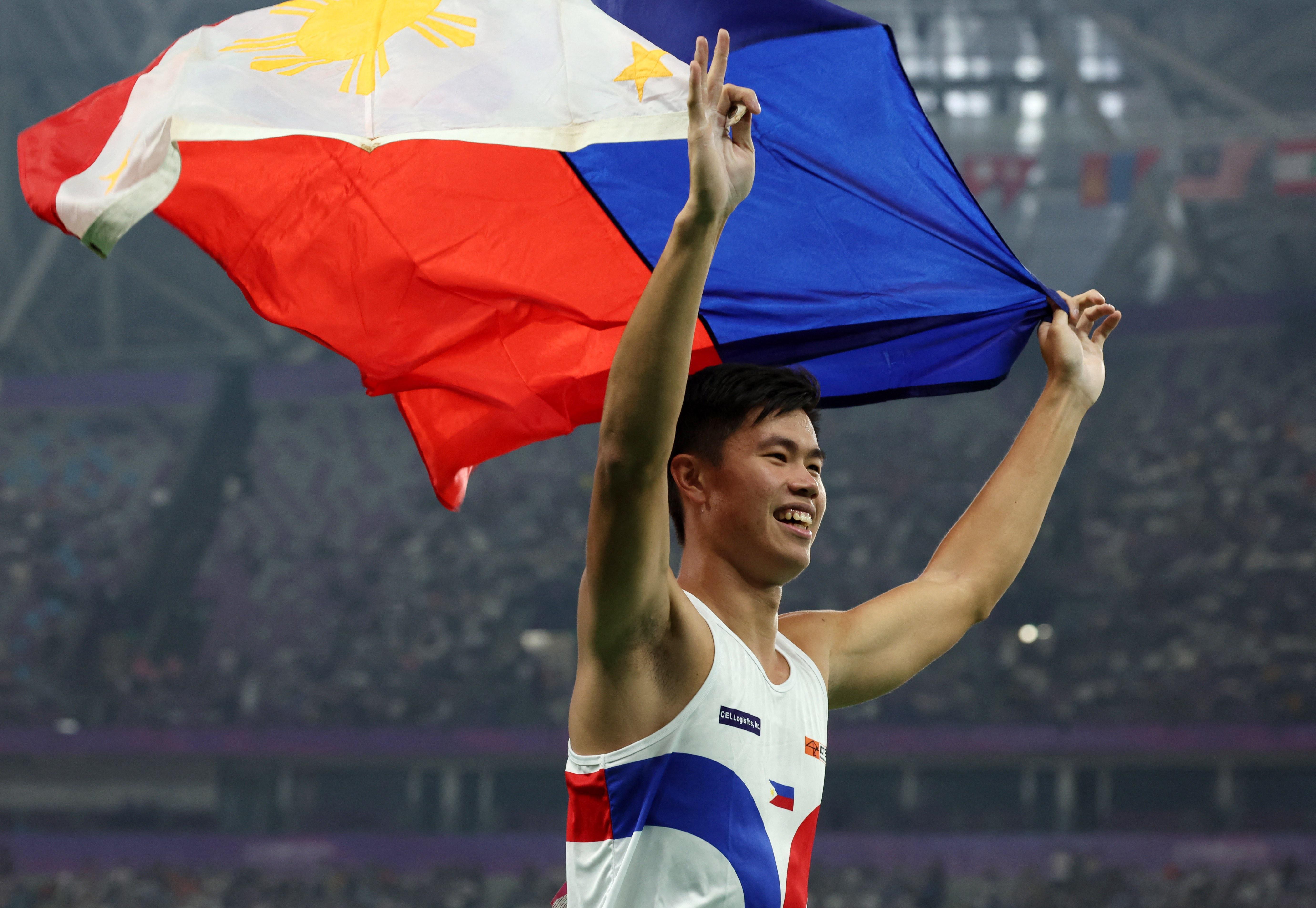 EJ Obiena Soars to Victory in Rainy Philippine Pole Vault Challenge