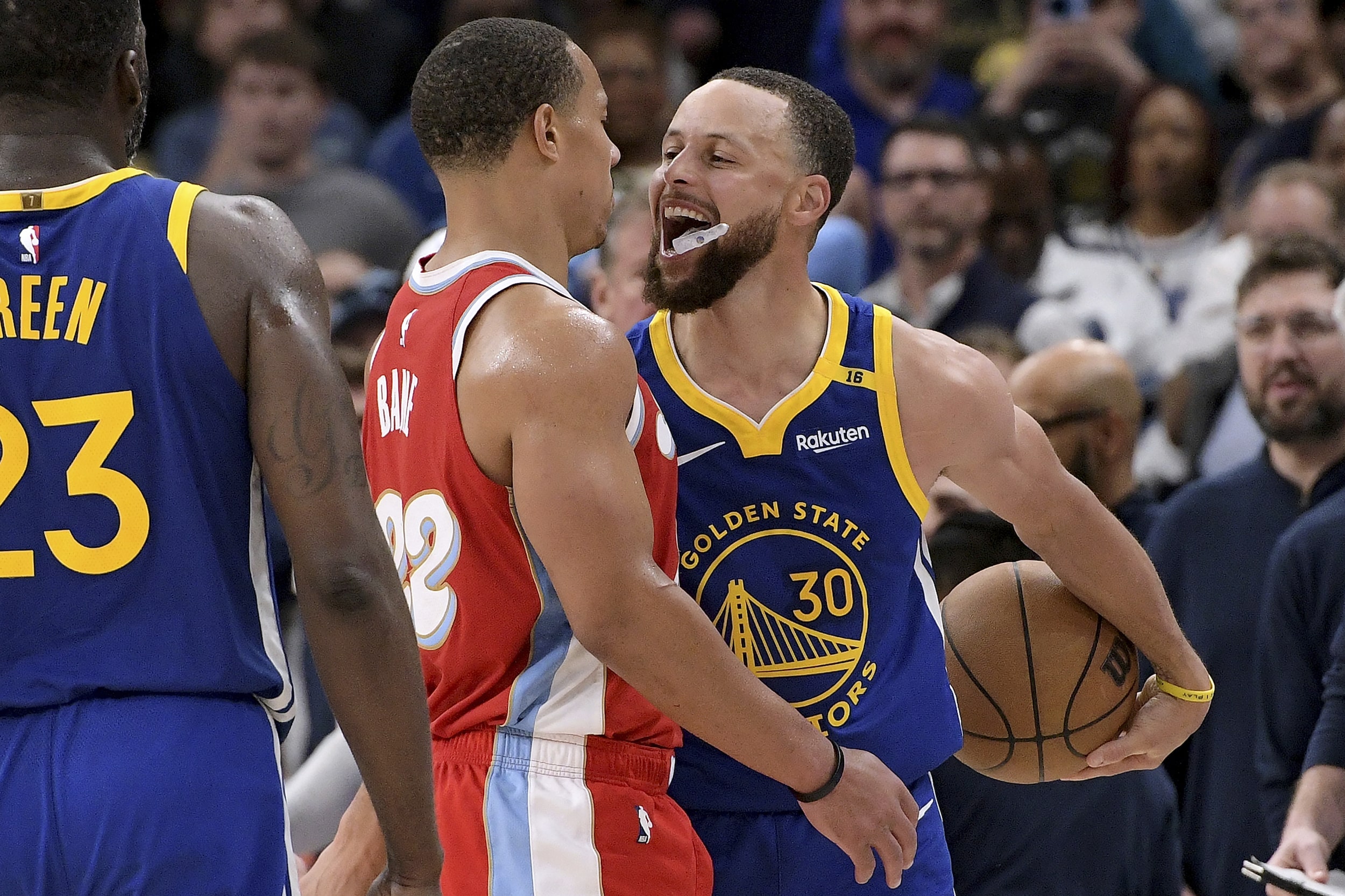 Curry's Record-Breaking 12 Threes Propel Warriors to Victory Over Grizzlies