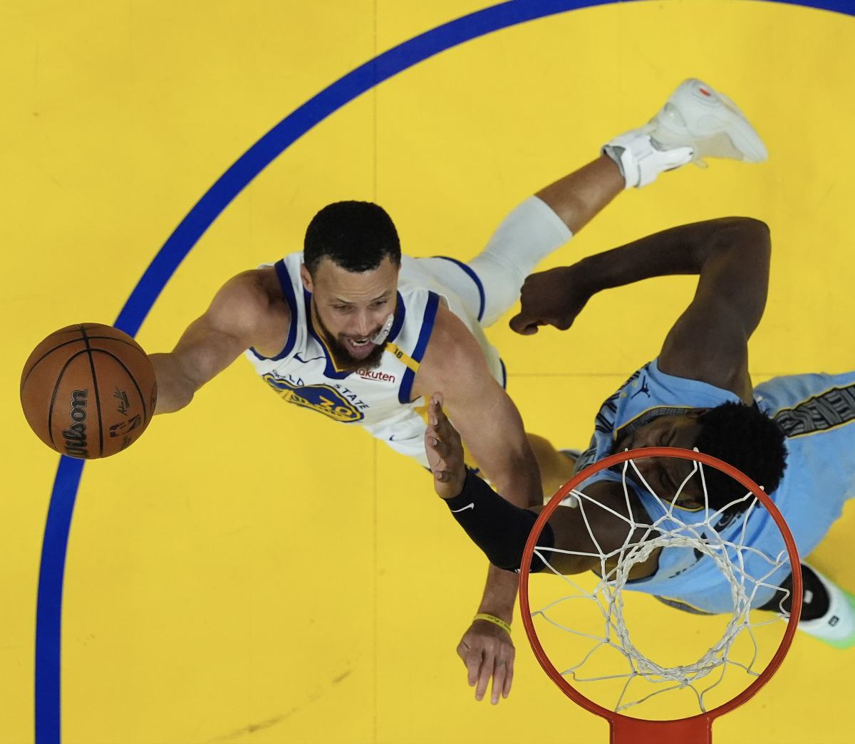 Golden State Warriors Clinch Playoff Spot with Thrilling Victory Over Memphis Grizzlies