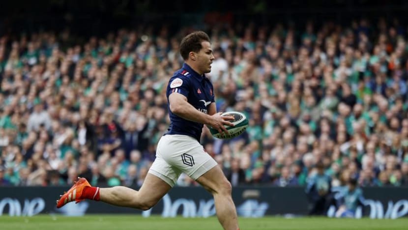 France skipper Dupont undergoes surgery on knee injury - report