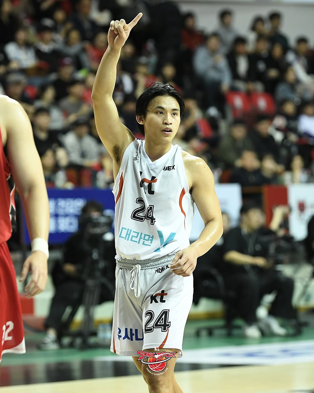 JD Cagulangan's Stellar Performance Leads Suwon to Narrow Victory Over Anyang in KBL Clash
