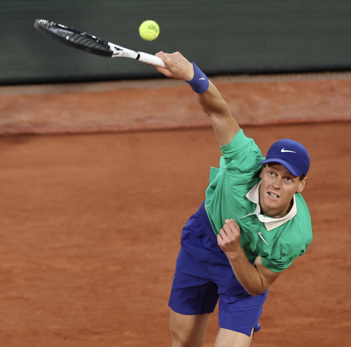Jannik Sinner Overcomes Rinderknech and Rust to Advance in French Open