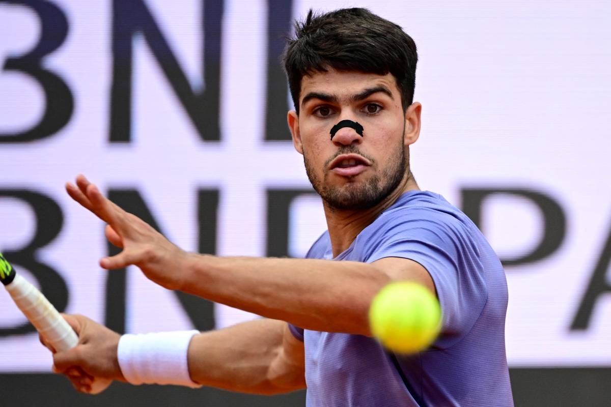 Alcaraz Advances to Italian Open Semis, Faces Musetti; Sabalenka Ousted