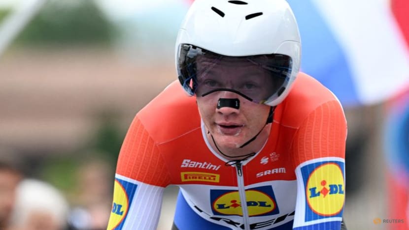 Daan Hoole Triumphs in Rain-Soaked Giro d'Italia Time Trial, Del Toro Retains Lead