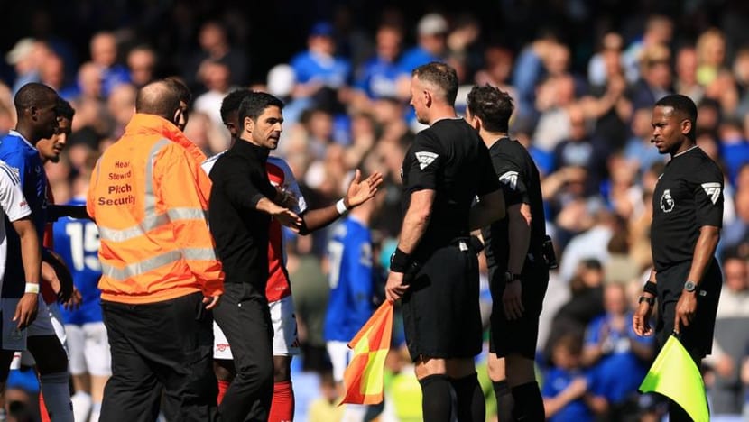 Arsenal's Title Hopes Diminish After Controversial Penalty at Everton
