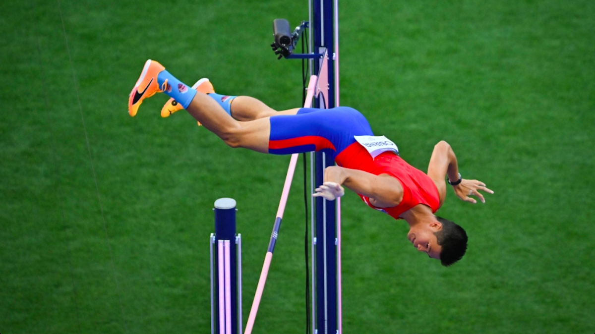 Filipino Pole Vaulter EJ Obiena Triumphs in Taiwan Amidst Challenging Fog
