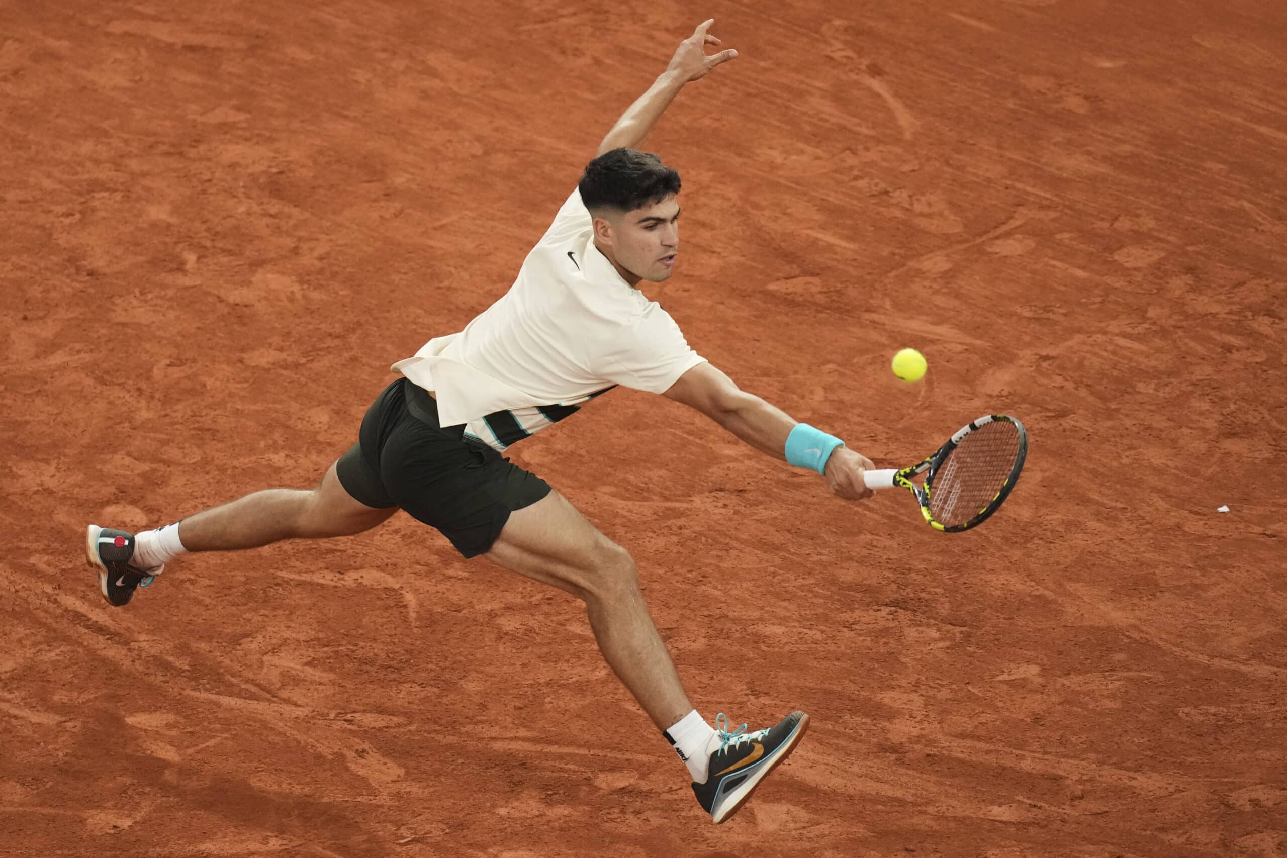 Alcaraz Overcomes Marozsan Challenge to Advance in French Open