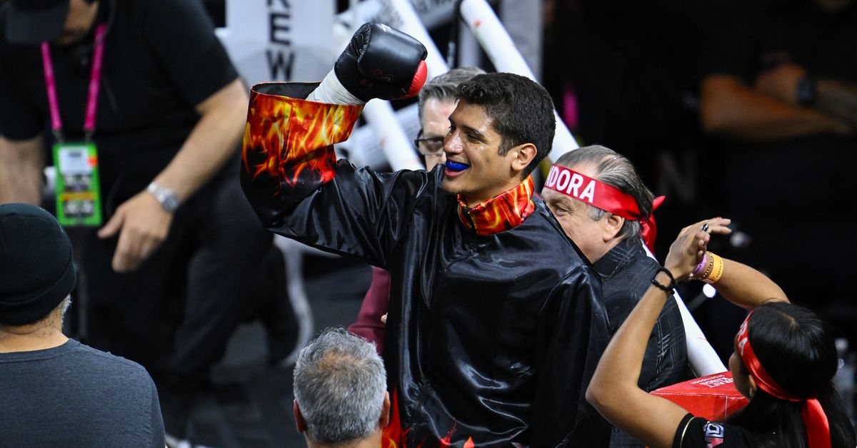 Fundora stops Booker in four to retain world titles: highlights and results