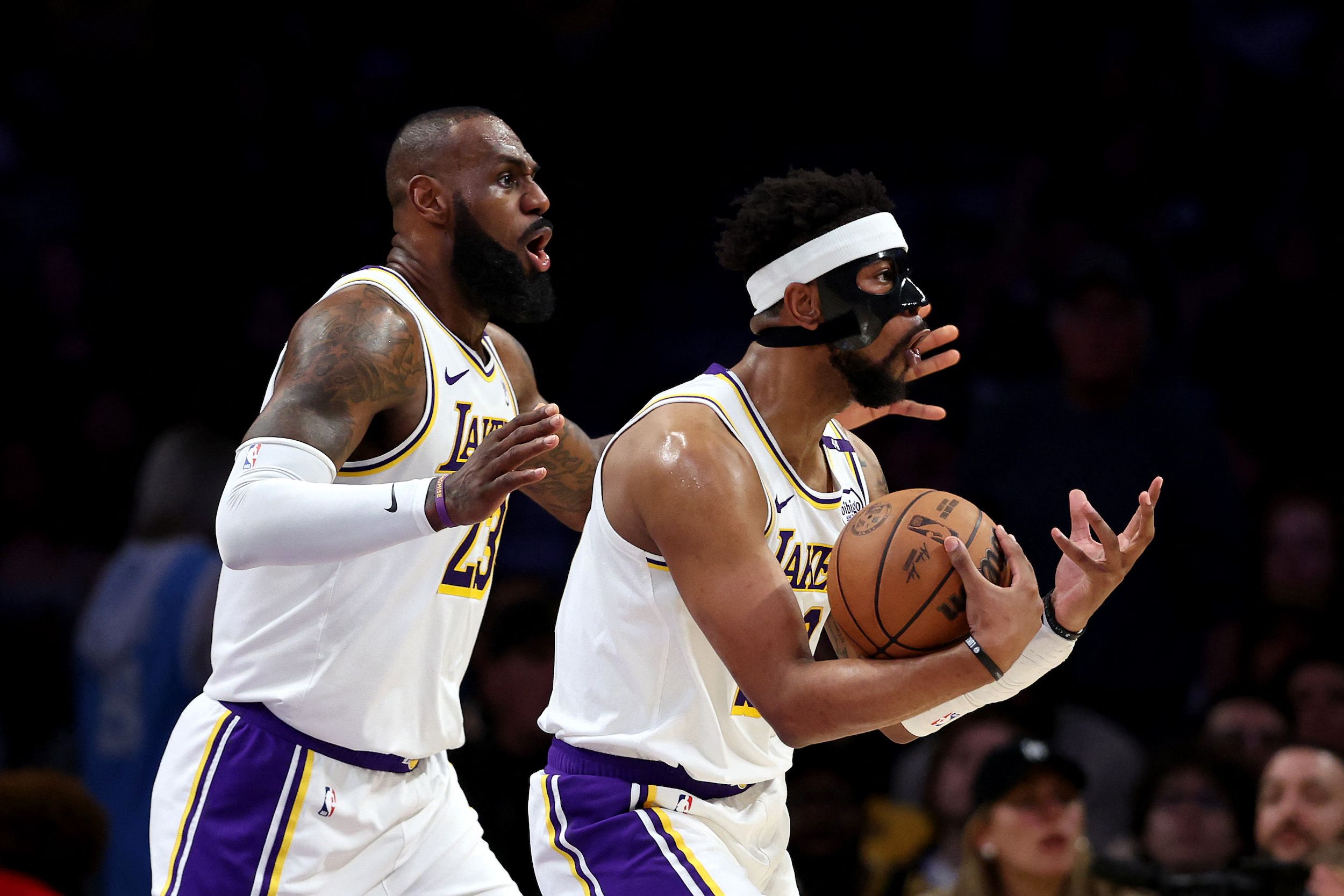 NBA: LeBron returns but nothing else goes right in Lakers’ blowout loss