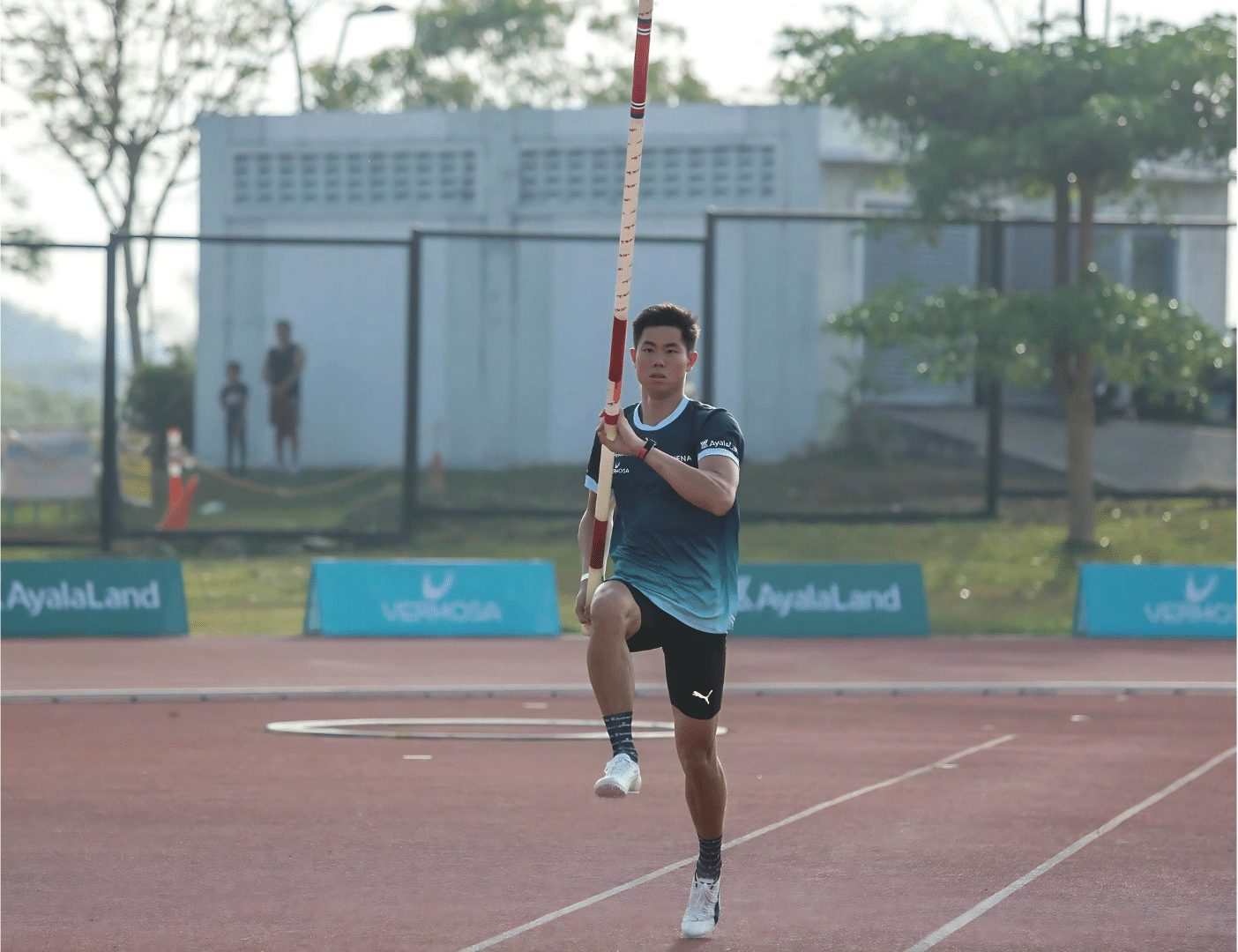 EJ Obiena Triumphs in Rainy Conditions at First-Ever Patafa Pole Vault Challenge