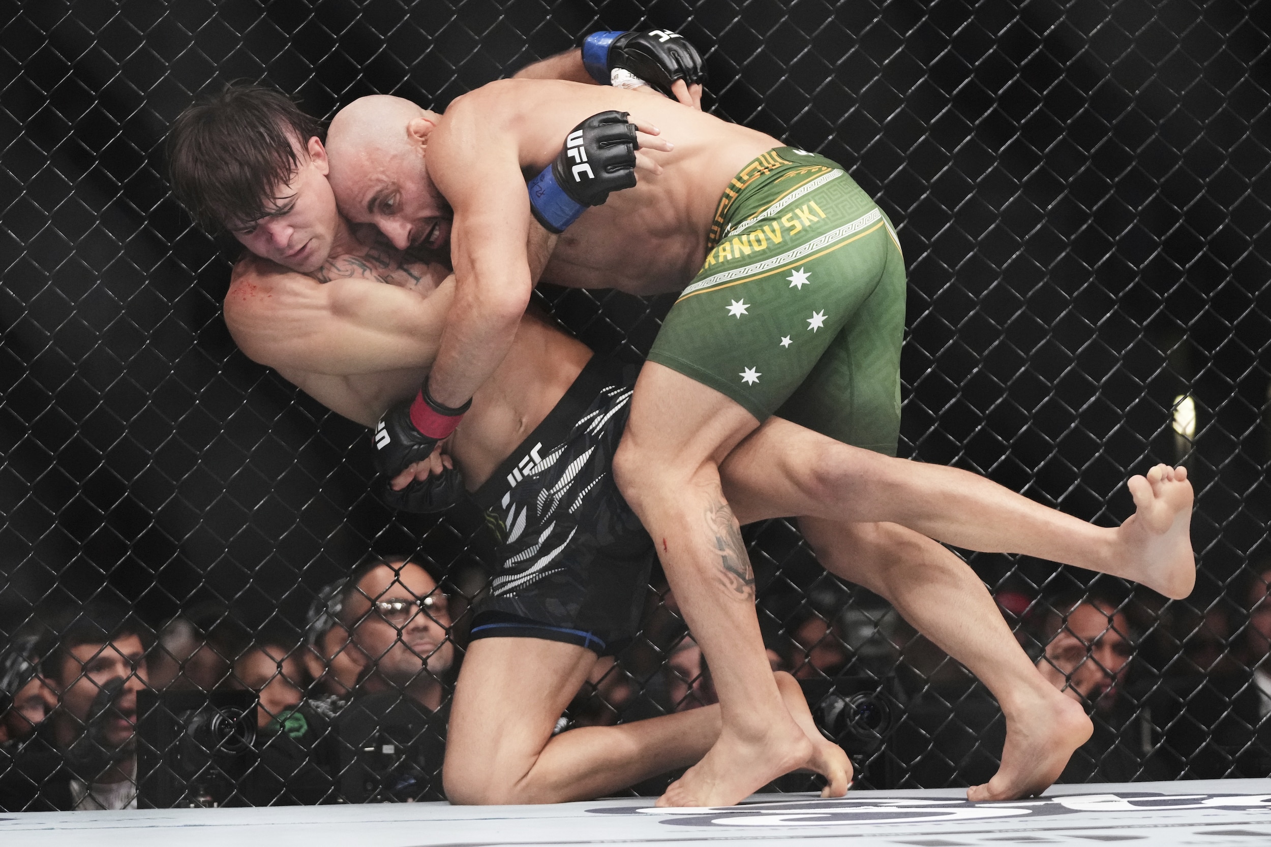 Volkanovski Triumphs Over Lopes at UFC 314, Reclaims Featherweight Crown