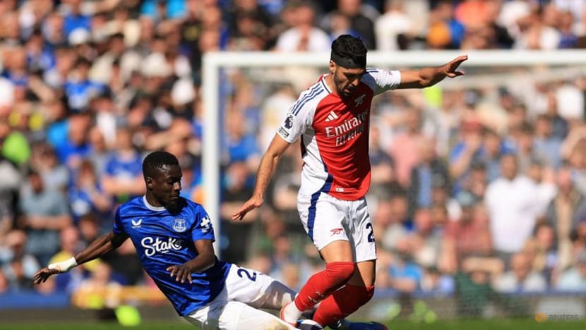 Liverpool Gains Edge as Arsenal Stumbles in Draw Against Everton