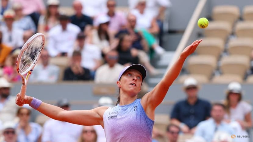 Swiatek Overcomes Rybakina in Thrilling Comeback at French Open, Alcaraz Advances