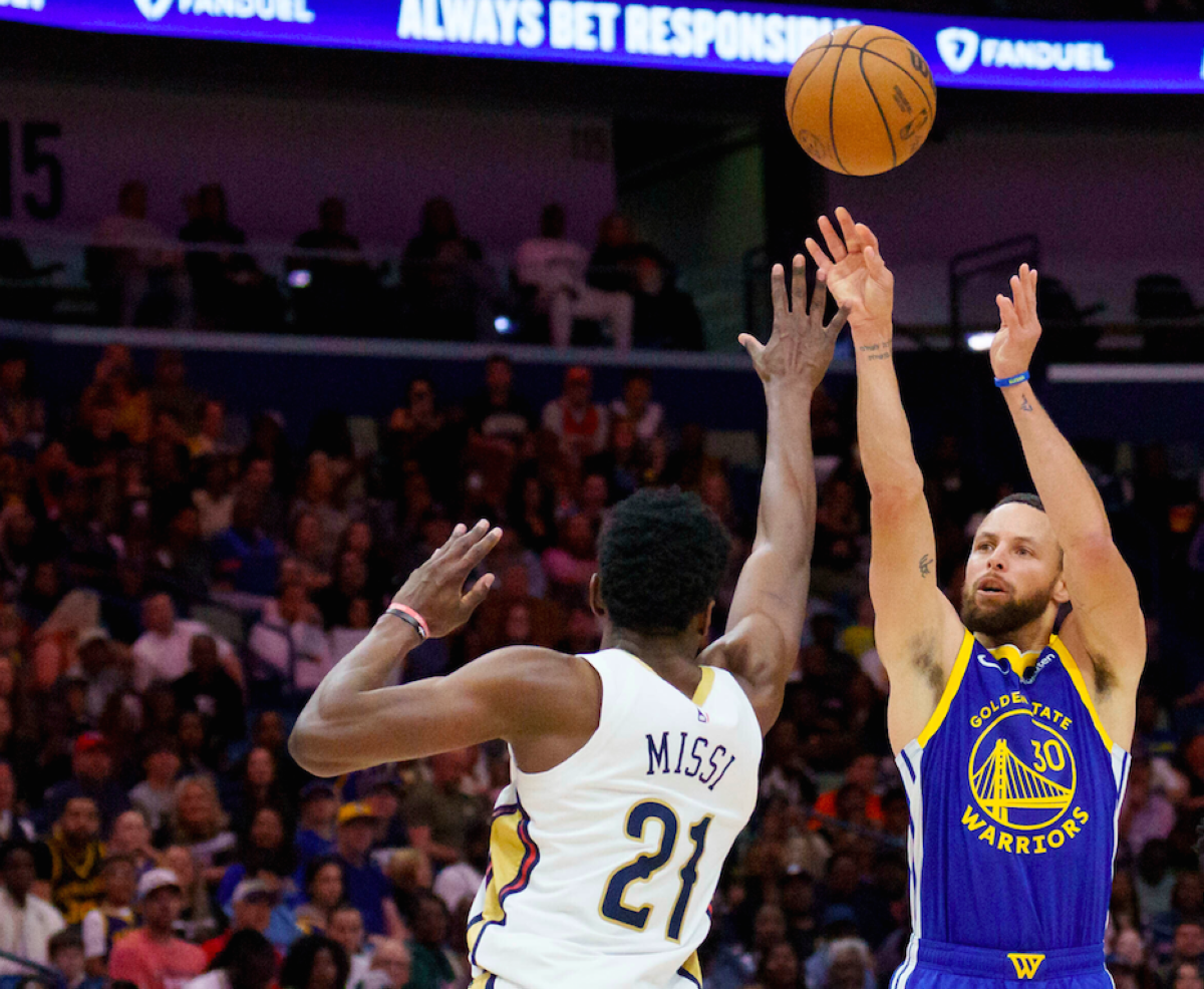 Curry hot in return, powers Warriors past Pelicans