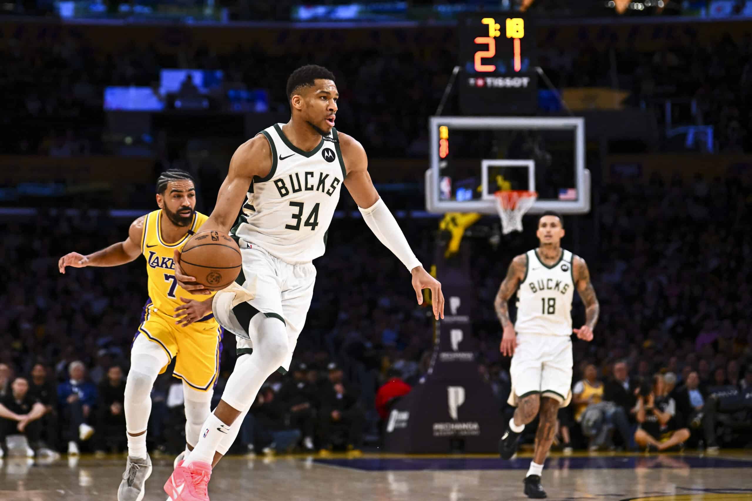 NBA: Giannis Antetokounmpo, Bucks blast star-less Lakers